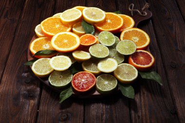Portakal, limon, greyfurt ve kahverengi zemin üzerine limon ile narenciye.
