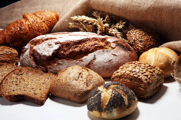 Verschillende Soorten Brood Brood Broodjes Aan Boord Van Bovenaf Keuken — Stockfoto