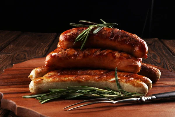 Salsicce Alla Griglia Con Spezie Tavolo Legno Salsicce Maiale Fatte — Foto Stock