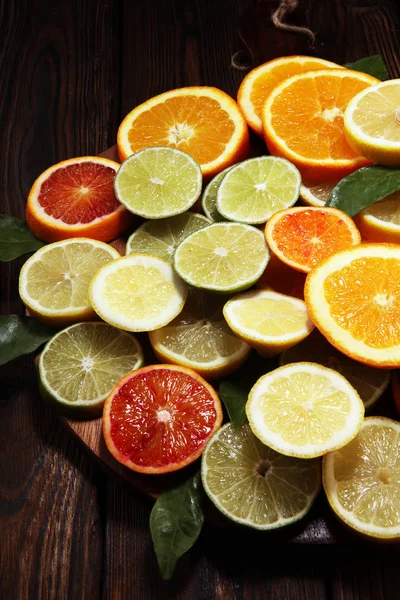 Citrusvruchten Met Sinaasappel Citroen Grapefruit Limoen Bruine Achtergrond — Stockfoto