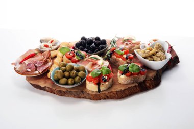 İtalyan antipasti şarap aperatifler küme. Peynir çeşitli, Akdeniz zeytin, turşu, Prosciutto di Parma, domates, enginar masada
