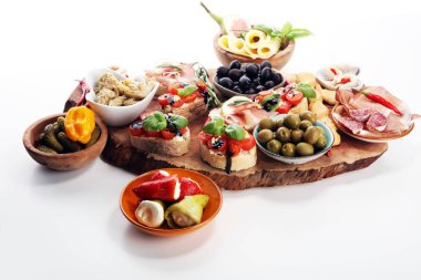 İtalyan antipasti şarap aperatifler küme. Peynir çeşitli, Akdeniz zeytin, turşu, Prosciutto di Parma, domates, enginar masada