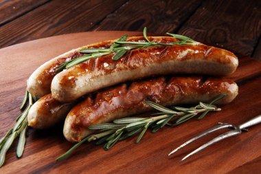 Ahşap bir masa - ev yapımı domuz sosisi Barbekü için üzerinde baharatlar ile ızgara sosis