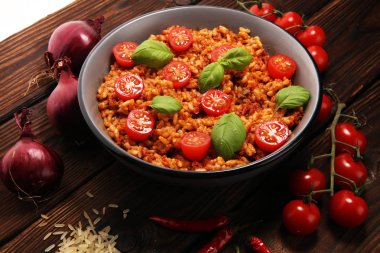 risotto domates, taze otlar ve parmesan peyniri ve fesleğen ile