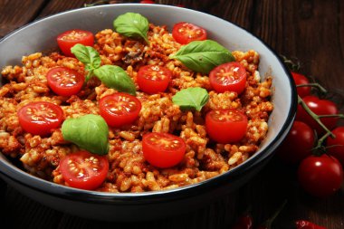 risotto domates, taze otlar ve parmesan peyniri ve fesleğen ile