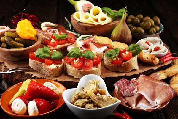 Italiaanse Antipasti Wijn Hapjes Set Verscheidenheid Mediterrane Olijven Augurken Kaas — Stockfoto