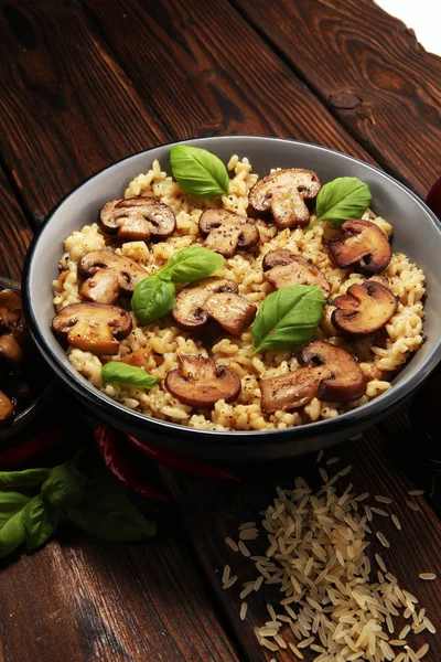 Risoto Com Cogumelos Ervas Frescas Queijo Parmesão Manjericão — Fotografia de Stock