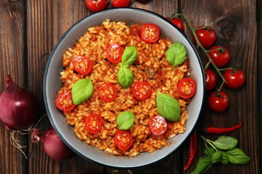risotto domates, taze otlar ve parmesan peyniri ve fesleğen ile