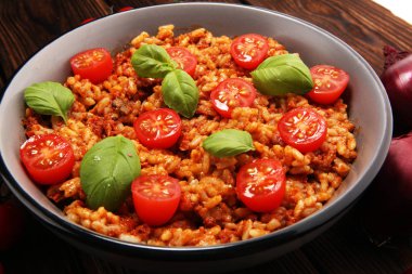risotto domates, taze otlar ve parmesan peyniri ve fesleğen ile
