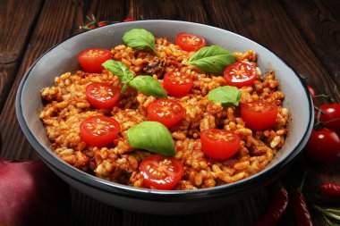risotto domates, taze otlar ve parmesan peyniri ve fesleğen ile
