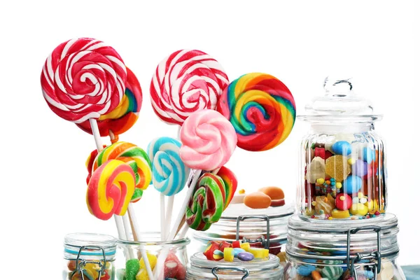 ゼリーと砂糖のお菓子 異なるチャイルズお菓子やガラスの瓶にお菓子のカラフルな配列 — ストック写真