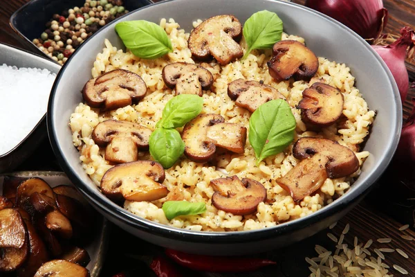 Risoto Com Cogumelos Ervas Frescas Queijo Parmesão Manjericão — Fotografia de Stock