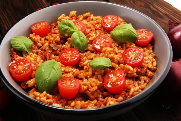 Risoto Com Tomate Ervas Frescas Queijo Parmesão Manjericão — Fotografia de Stock