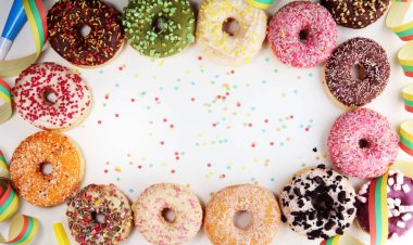 Çikolatalı buzlu, pembe sırlı ve bonibon donuts ile çeşitli çörekler. Karnaval kavramı.