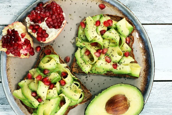 avokado ve olgun nar baharat ve avokado ile tost ekmek dilimlenmiş 