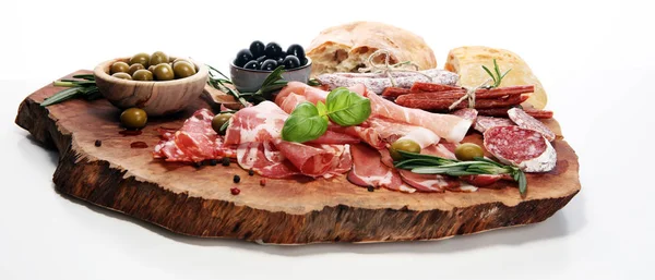 Tagliere Marmo Con Prosciutto Pancetta Salumi Salsicce Fondo Legno Antipasti — Foto Stock