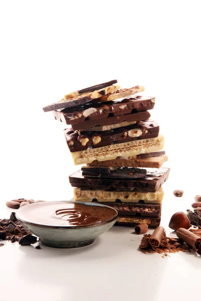 Barrette Cioccolato Sul Tavolo Con Torre Cioccolato Cioccolato Noci Cioccolato — Foto Stock