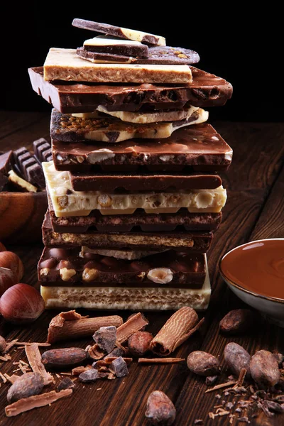 Barras Chocolate Mesa Con Torre Chocolate Chocolate Nueces Choco Remolino — Foto de Stock
