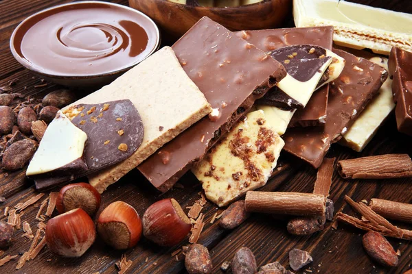Barras Chocolate Mesa Con Torre Chocolate Chocolate Nueces Choco Remolino — Foto de Stock