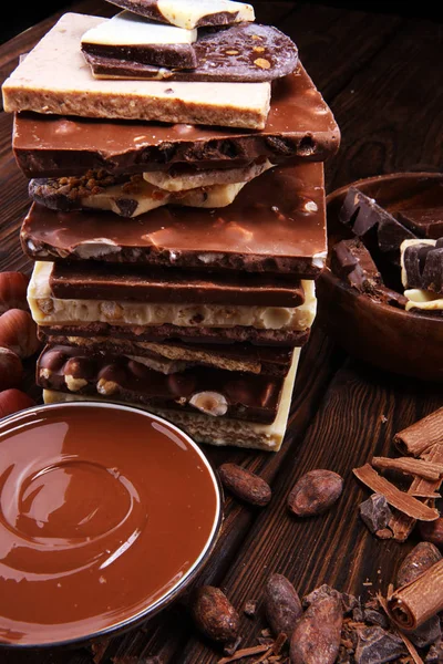 Barrette Cioccolato Sul Tavolo Con Torre Cioccolato Cioccolato Noci Cioccolato — Foto Stock