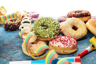 Çikolatalı buzlu, pembe sırlı ve bonibon donuts ile çeşitli çörekler. Karnaval kavramı.