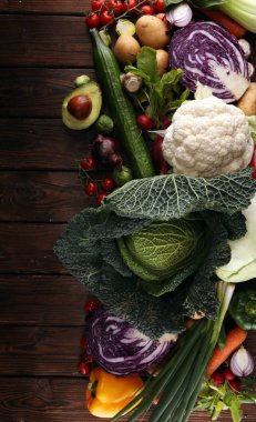 Çeşitli ham organik sebze ve meyve ile kompozisyon. Dengeli beslenme