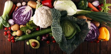 Çeşitli ham organik sebze ve meyve ile kompozisyon. Dengeli beslenme