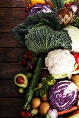 Çeşitli ham organik sebze ve meyve ile kompozisyon. Dengeli beslenme