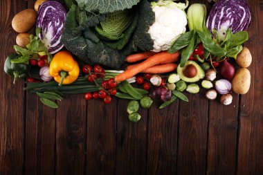 Çeşitli ham organik sebze ve meyve ile kompozisyon. Dengeli beslenme