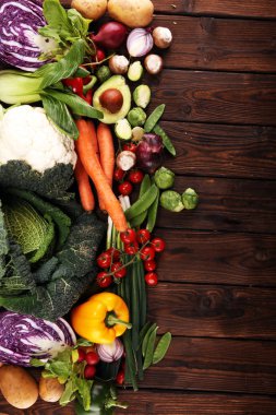 Çeşitli ham organik sebze ve meyve ile kompozisyon. Dengeli beslenme