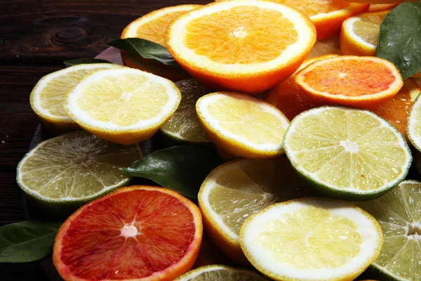 Cítricos Con Naranja Limón Pomelo Lima Sobre Fondo Marrón — Foto de Stock