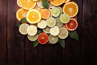 Portakal, limon, greyfurt ve kahverengi zemin üzerine limon ile narenciye.