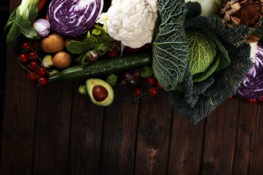 Çeşitli ham organik sebze ve meyve ile kompozisyon. Dengeli beslenme