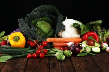 Çeşitli ham organik sebze ve meyve ile kompozisyon. Dengeli beslenme