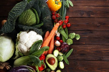 Çeşitli ham organik sebze ve meyve ile kompozisyon. Dengeli beslenme
