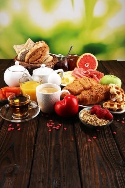 masada ekmek buns, kruvasan, reçel, kahve ve meyve suyu ile Sevgililer günü kahvaltı