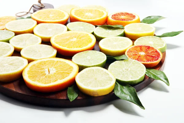 Citrusfrukter Med Apelsin Citron Grapefrukt Och Lime Vit Bakgrund — Stockfoto