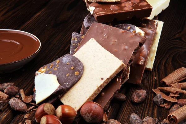 Barrette Cioccolato Sul Tavolo Con Torre Cioccolato Cioccolato Noci Cioccolato — Foto Stock