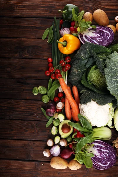 Çeşitli ham organik sebze ve meyve ile kompozisyon. Dengeli beslenme