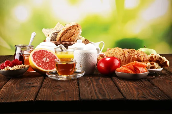 Ontbijt Tafel Met Brood Broodjes Croissants Jam Koffie Sap Valentijnsdag — Stockfoto