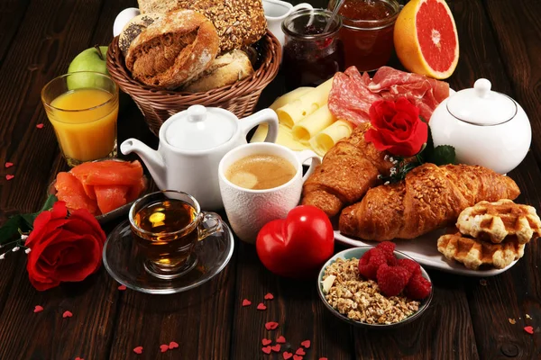 Ontbijt Tafel Met Brood Broodjes Croissants Jam Koffie Sap Valentijnsdag — Stockfoto