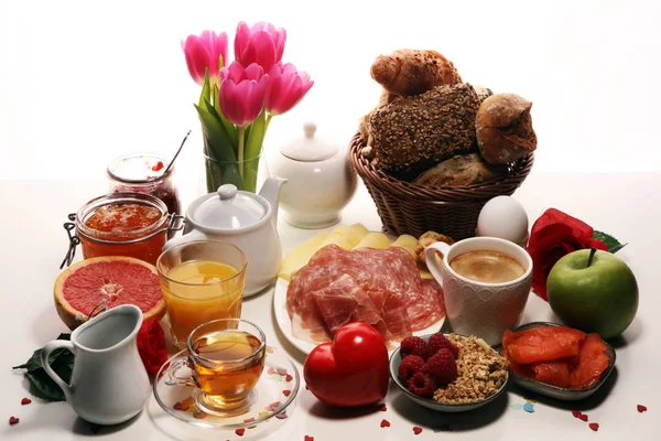 Ontbijt Tafel Met Brood Broodjes Croissants Streamers Koffie Sap Carnaval — Stockfoto