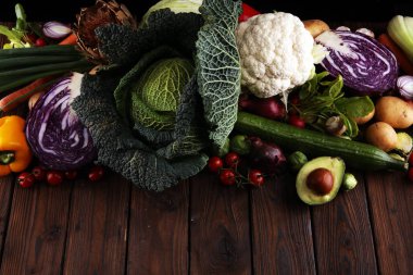 Çeşitli ham organik sebze ve meyve ile kompozisyon. Dengeli beslenme