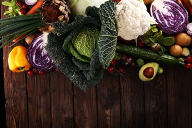 Çeşitli ham organik sebze ve meyve ile kompozisyon. Dengeli beslenme