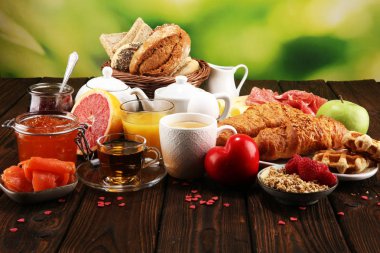 masada ekmek buns, kruvasan, reçel, kahve ve meyve suyu ile Sevgililer günü kahvaltı