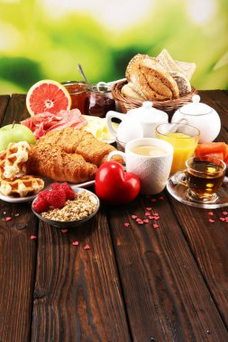 masada ekmek buns, kruvasan, reçel, kahve ve meyve suyu ile Sevgililer günü kahvaltı