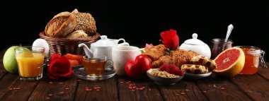 masada ekmek buns, kruvasan, reçel, kahve ve meyve suyu ile Sevgililer günü kahvaltı