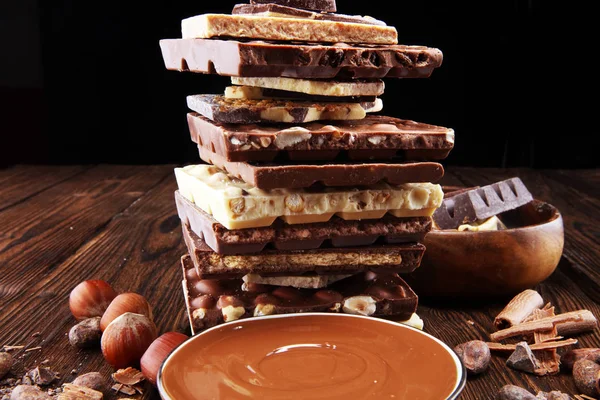 Çikolata Çikolata Kulesi Ile Masada Çikolata Fındık Choco Girdap — Stok fotoğraf