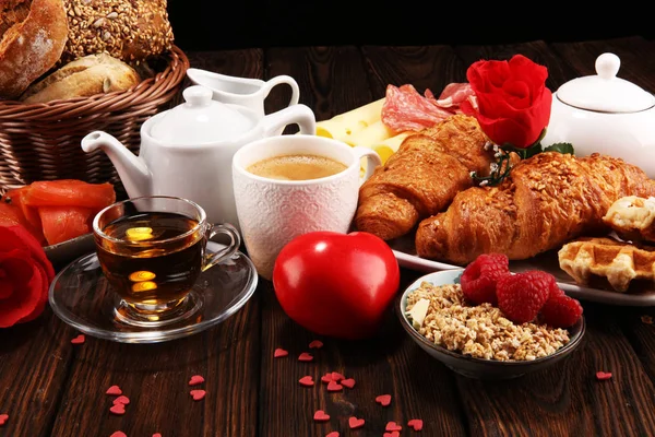 Frukost Bord Med Bröd Bullar Croissanter Sylt Kaffe Och Juice — Stockfoto