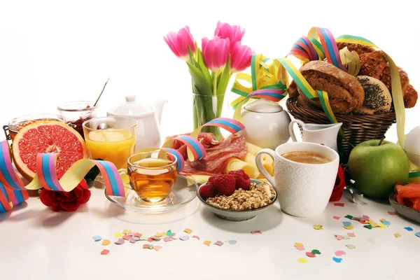 Desayuno Mesa Con Panecillos Croissants Serpentinas Café Jugo Carnaval —  Fotos de Stock